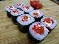 Маки с сыром и тобикой